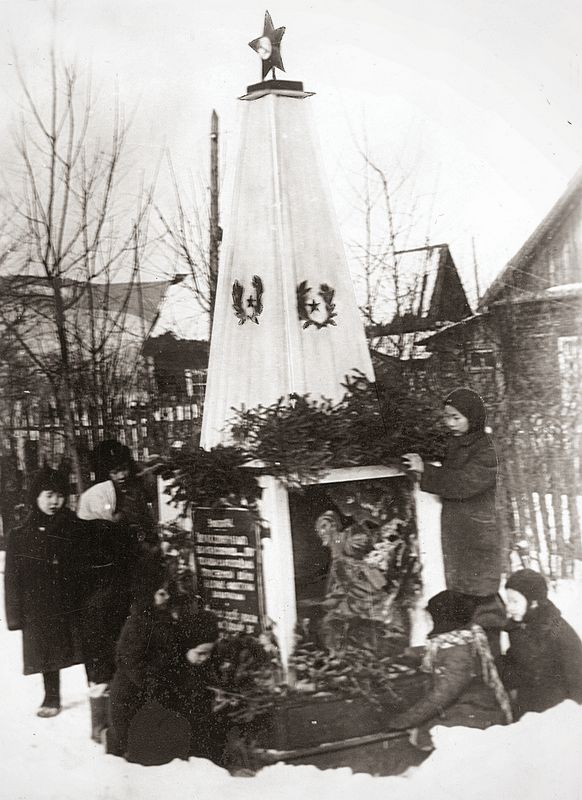 Деревянный памятник со звездой в с. Уська-Орочская